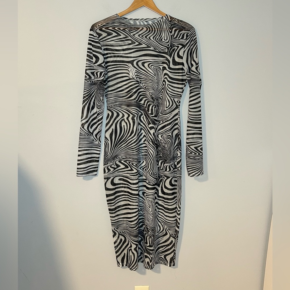 Black & White Optical Illusion Long Sleeve Bodycon Dress – Size S/M